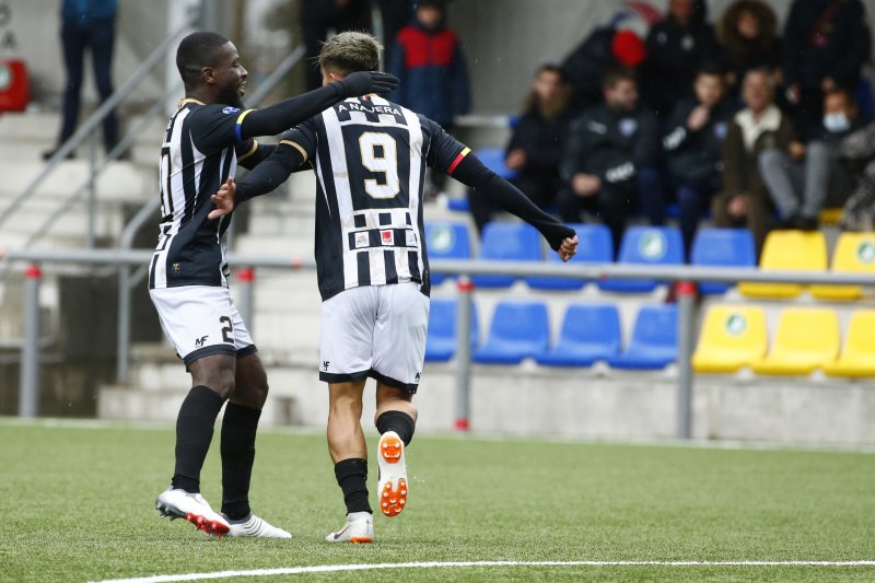 Diego Najera celebra amb Traoré el gol que va donar el triomf a l'Engordany davant l'Atlètic d'Escaldes.