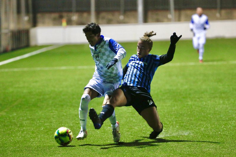 Júnior intenta tallar una pilota en un atac dirigit per David Ramon en el Carroi-Inter corresponent a la jornada 10./ Xavi Miró / FAF