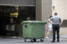 Els pobres busquen provisions a les escombraries dels súpers