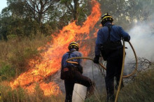 Els bombers andorrans combaten el foc a Avinyonet