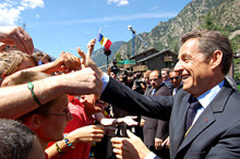 Sarkozy se salta el protocol per saludar als ciutadans