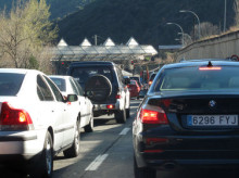 Les cues d'entrada al país arriben als 18,5 quilòmetres