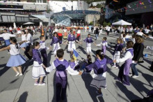 Un centenar de dansaires omple la plaça dels Arínsols d'Encamp