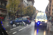 Un motorista resulta ferit en un accident a l'avinguda Santa Coloma