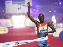 Sanza millora en tres minuts el seu registre a la marató