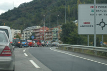 L'entrada de vehicles queda per sota de les previsions el primer dia del pont