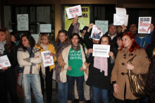 Una cinquantena de persones es concentren davant l'ambaixada pel #14N