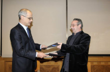 Govern i FAF satisfan Gili i signen el conveni per escrit