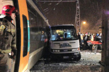 Un minibús andorrà xoca amb un tren a la localitat de l'Ospitalet