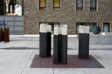 Un triple tòtem de Gaset culmina el parc d'escultura de l'edifici Cierco