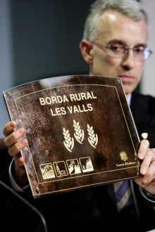 L'allotjament rural tindrà dues tipologies i quatre categories