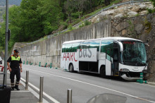 Un autobús turístic es queda sense frens a la carretera de l'Obac