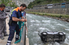 Una dona de 70 anys, ferida en caure el seu cotxe al Valira