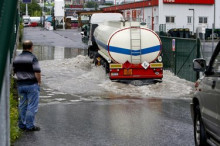 Les fortes pluges obliguen a tallar el trànsit a l'Avinguda d'Enclar