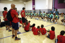 El Barça comença la feina amb la visita dels nens