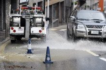 La pluja causa retencions i talls de circulació a la capital