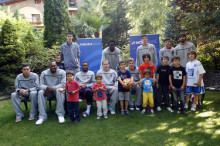 TROBADA - Els nens amb els jugadors del Barça