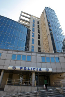 Detinguda una dona per agredir la seva parella i insultar la Policia