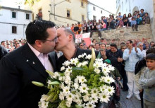 DA opta per una unió de parelles per resoldre el matrimoni gai