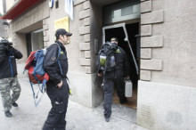 El foc causa danys materials i set persones continuen ingressades