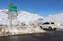 Les autoritats reobren parcialment l'accés a França 