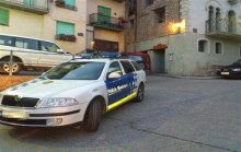 Un cotxe de la Policia de la Seu atropella tres nois i es dóna a la fuga