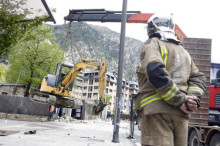 Ensurt per la caiguda d'una excavadora al vial Pobladó