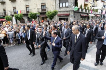 Hollande trenca el protocol davant del comú de la capital