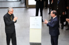 Hollande 'chante sous la pluie'