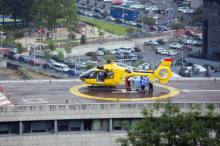 Ferida greu una dona en ser atropellada per un autocar