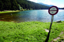 La temperatura del llac permet disputar la natació