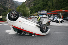 Un cotxe bolca en topar amb una senyal a la rotonda d'Aixovall