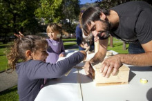 L'Alternador instal·la caixes niu en arbres del Parc Central