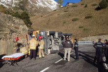 El SUM i els bombers rescaten el conductor d'un camió bolcat