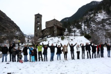 Una cadena humana a 20 metres de distància de Sant Joan de Caselles