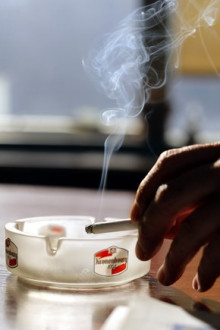 La Sindicatura rep la proposició de llei per regular el consum de tabac