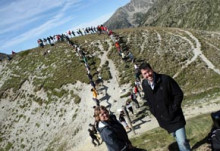 78 persones s'apleguena a 2.500 metres d'altitud per fer un Rècord Guinness de 'line dance'