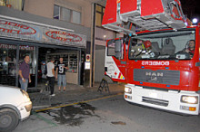 Un incendi crema l'aparador d'un taller de vehicles