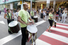 Desenes de joves i nens participen al taller de percussió