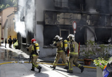 Quatre ferits per inhalació de fum en un incendi a la plaça de la Creu Blanca