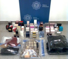 Detingudes dues persones per robar perfums i roba 