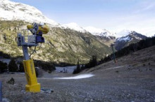 L'obertura tardana i parcial de les pistes cancel·la reserves per al pont