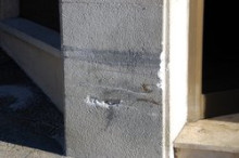 Un ferit en xocar amb la façana d'un edifici