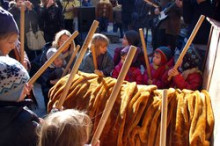 Els nens i nenes d'Ordino fan cagar el Tió a ritme de rock