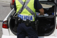 Detingudes tres persones per robar productes valorats en 800 euros