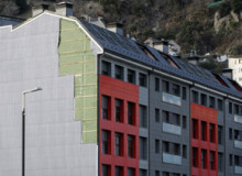 Inici de pont amb les pistes tancades i destrosses urbanes a causa del vent