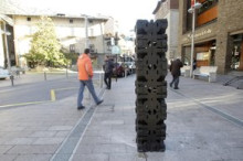 La galeria Riberaygua planta un monòlit ?asteca' a la plaça Rebés
