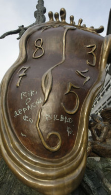 Els vàndals 'estrenen' el rellotge de Dalí a la Rotonda