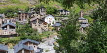 Un poble medieval en les entranyes de les muntanyes dels Pirineus 