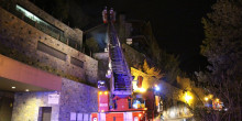 Un incendi causa danys materials en un pis